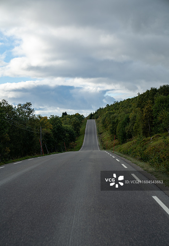 挪威诺尔兰郡纳尔维克通往雷纳的公路自然风光图片素材