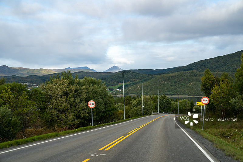 挪威诺尔兰郡纳尔维克通往雷纳的公路自然风光图片素材