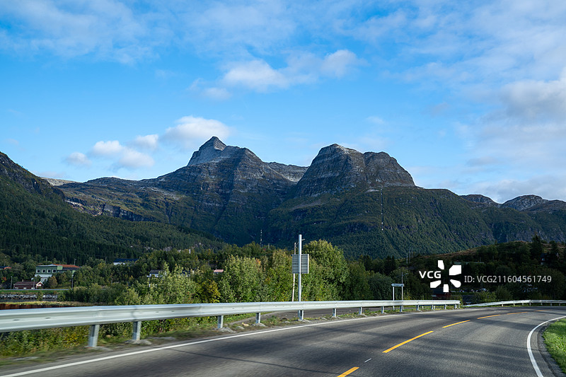 挪威诺尔兰郡纳尔维克通往雷纳的公路自然风光图片素材