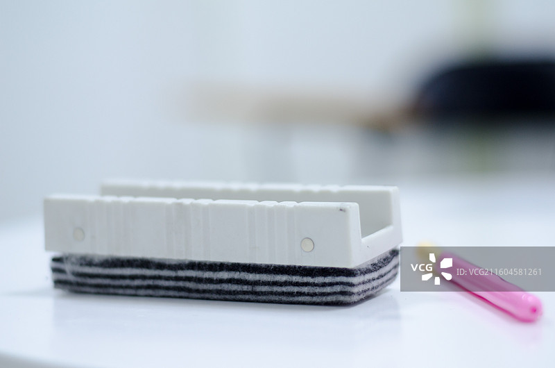 桌上黑板擦和笔图片素材