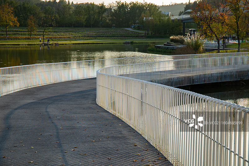 湖北宜昌点军区卷桥河湿地公园S型水上步道图片素材