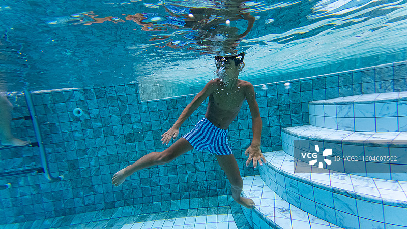 在游泳池里的男孩图片素材