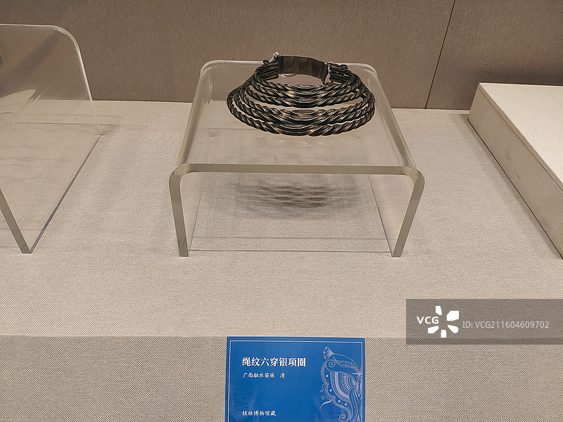 广东佛山祖庙博物馆-桂林博物馆馆藏的少数民族银饰展品。图片素材