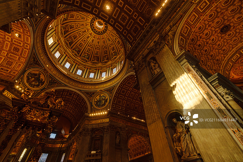 梵蒂冈圣彼得大教堂内华丽的拱顶墙壁石柱图片素材