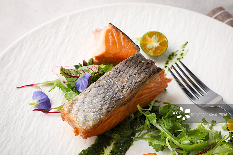煎三文鱼罗勒酱图片素材