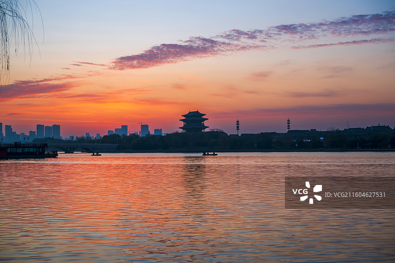 秋冬之交朝霞里的聊城东昌湖畔-东昌古城北门楼 25.11图片素材