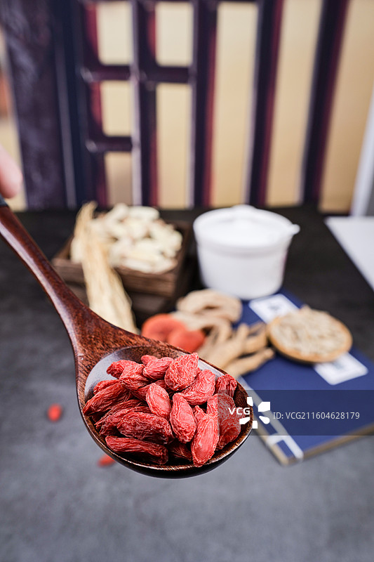 木匙里的红枸杞特写 中医中药图片素材