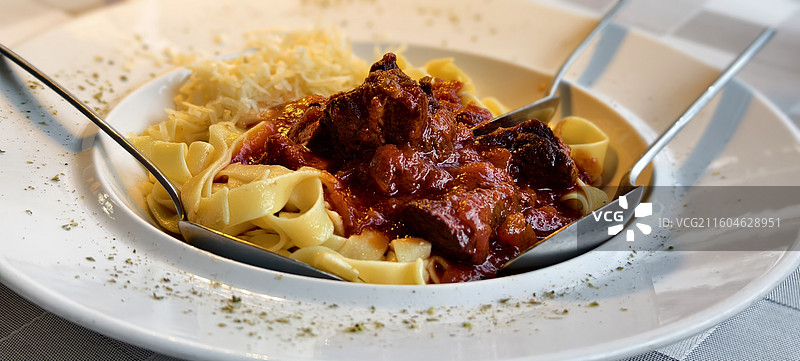希腊色萨利大区特里卡拉州～卡兰巴卡希腊美食餐厅，修道院美食-炖牛肉图片素材