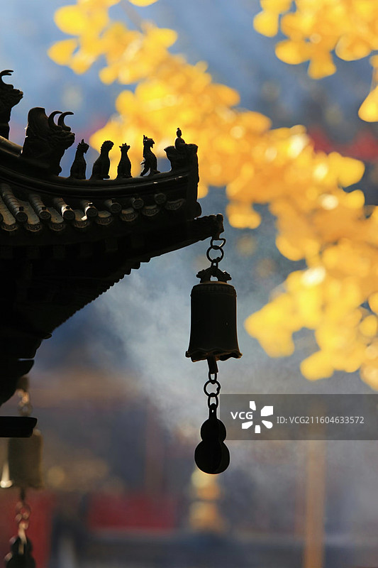 暮色秋檐：脊兽与铃的静默时光图片素材