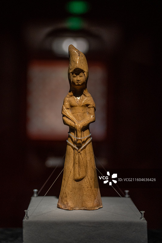 黄釉刀髻女俑图片素材