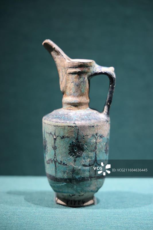 南京博物院展品--绿松石釉下黑彩壶（塞尔柱时期）图片素材