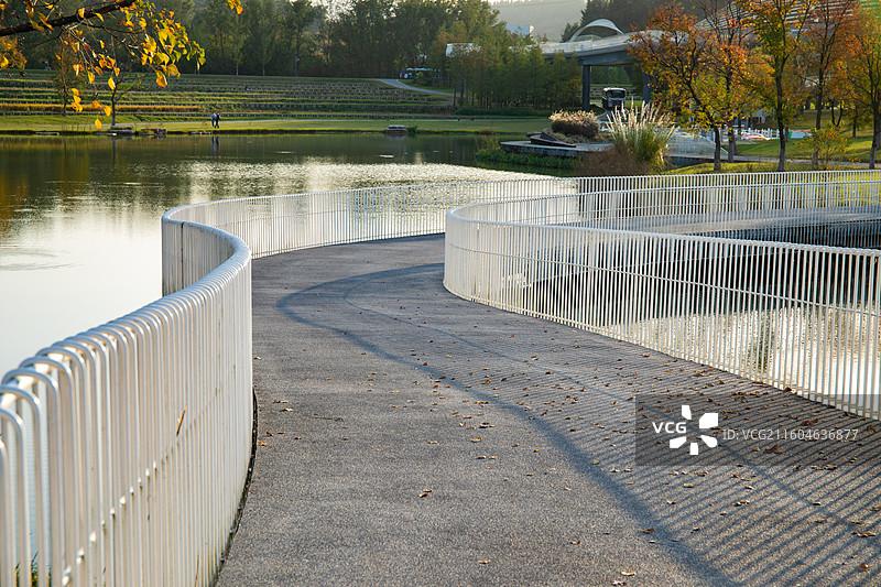 湖北宜昌点军区卷桥河湿地公园S型水上步道图片素材