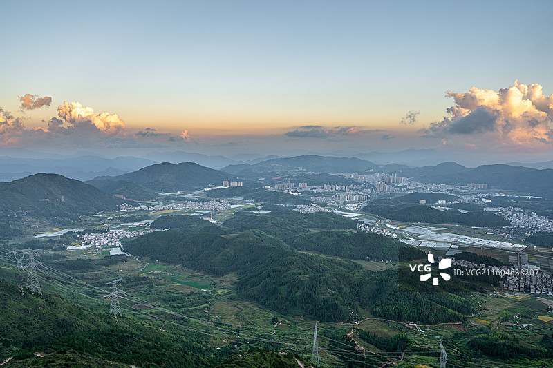仙风山脚下的周宁县城区城景图片素材