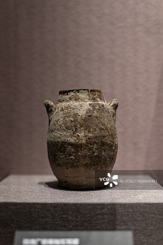 四川大学博物馆藏南宋琉璃厂窑褐釉双耳罐图片素材