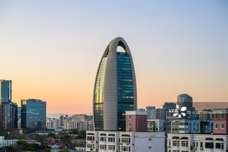 北京市朝阳区，国贸CBD天际线，人民日报社办公楼，日落风光。图片素材