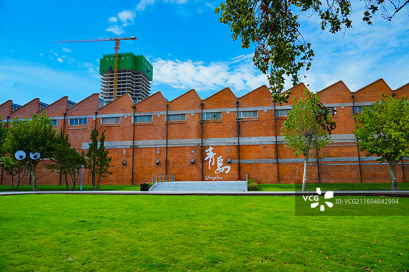 山东省青岛市青岛四方机车公园  老厂房红墙上的“青岛”字样 网红打卡地图片素材