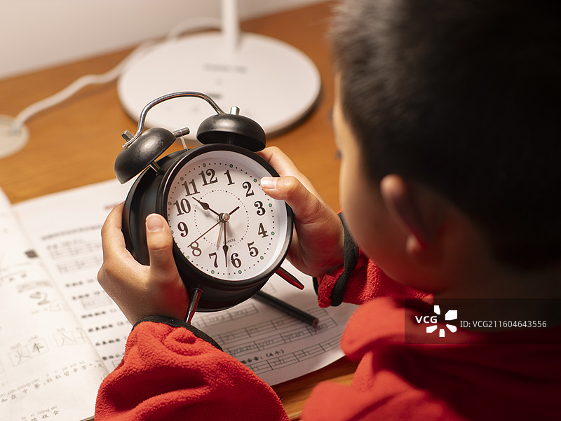 小朋友做作业写作业很晚图片素材