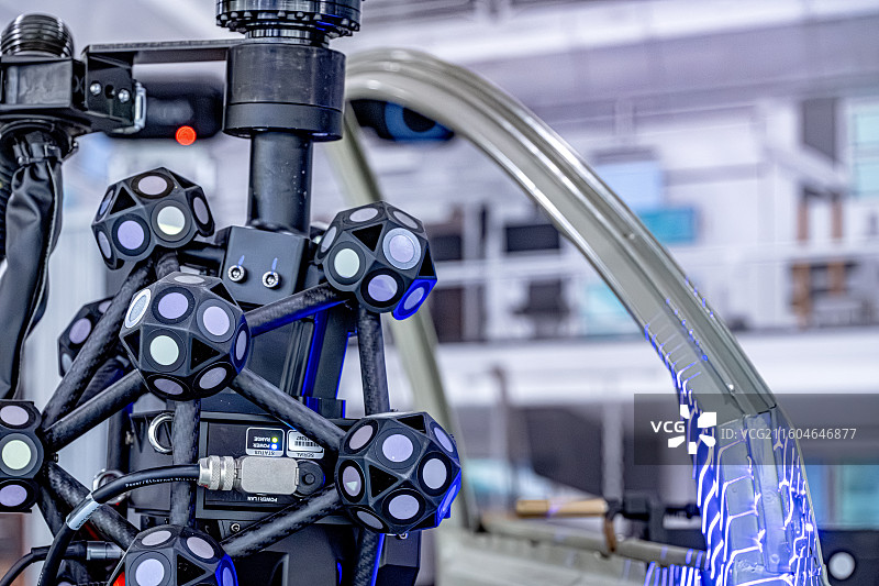 海克斯康 3D激光扫描仪对汽车白车身测量定位三维建模 产业升级新质生产力 光学跟踪仪新能源汽车图片素材