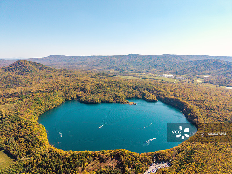 亚洲中国吉林省通化市辉南县金川镇龙湾群国家森林公园、大龙湾火山口湖（玛珥湖）秋季高视角航拍图图片素材