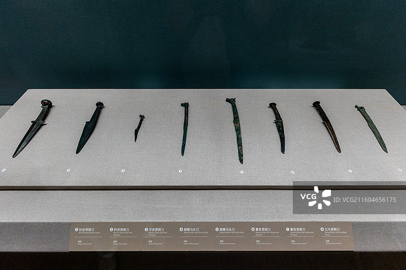 深圳南山博物馆鄂尔多斯精品青铜器展上青铜兵器图片素材