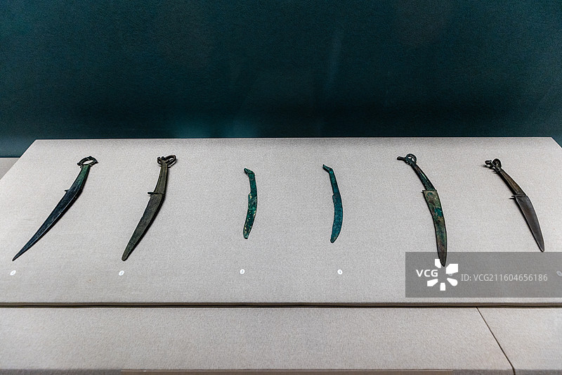 深圳南山博物馆鄂尔多斯精品青铜器展上青铜兵器图片素材