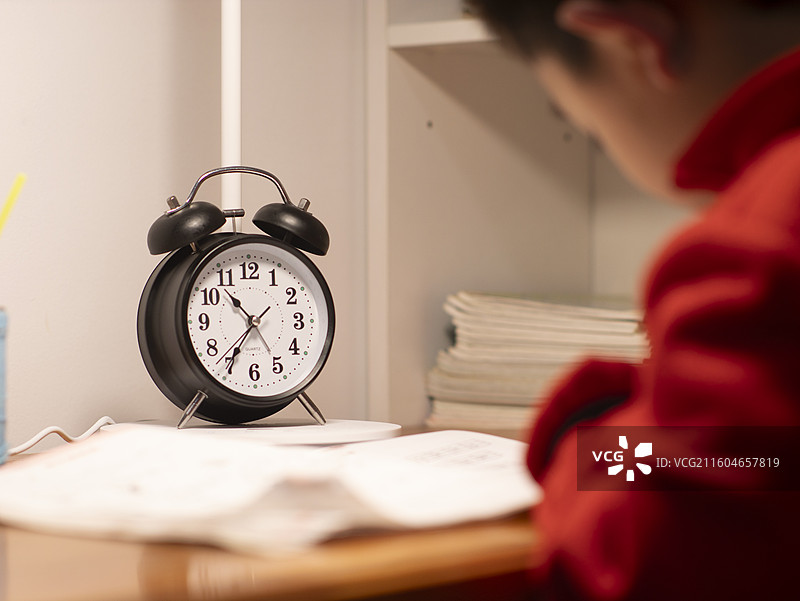 小朋友做作业写作业很晚图片素材