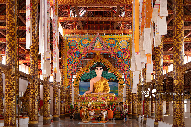 云南西盟总佛寺殿内坐佛像图片素材