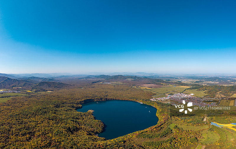 亚洲中国吉林省通化市辉南县金川镇龙湾群国家森林公园、大龙湾火山口湖（玛珥湖）秋季高视角航拍图图片素材