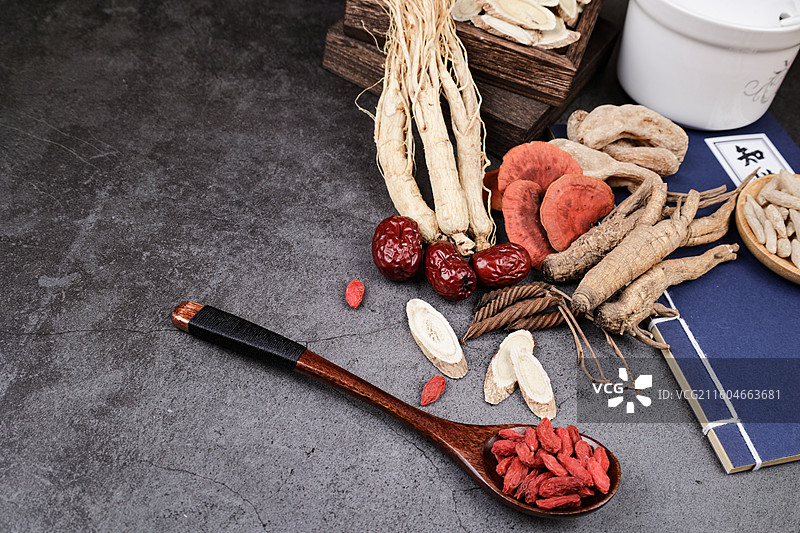 木匙里的红枸杞特写 中医中药图片素材