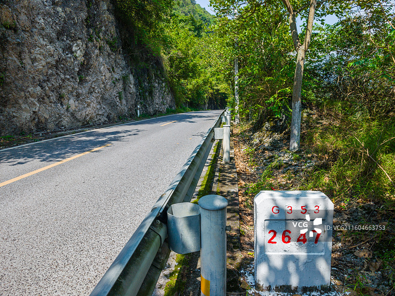 四川省凉山州雷波县金沙江峡谷通往马湖国道353线图片素材