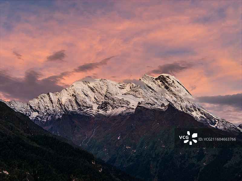 西藏吉隆镇雪山图片素材