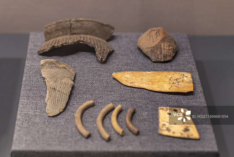 罐口沿 鬲足 鬲口沿 蚌刀 陶环 蚌匕 新石器时代 文安县太子务遗址 廊坊博物馆图片素材