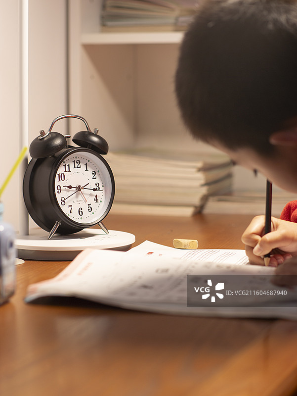 小朋友做作业写作业很晚图片素材