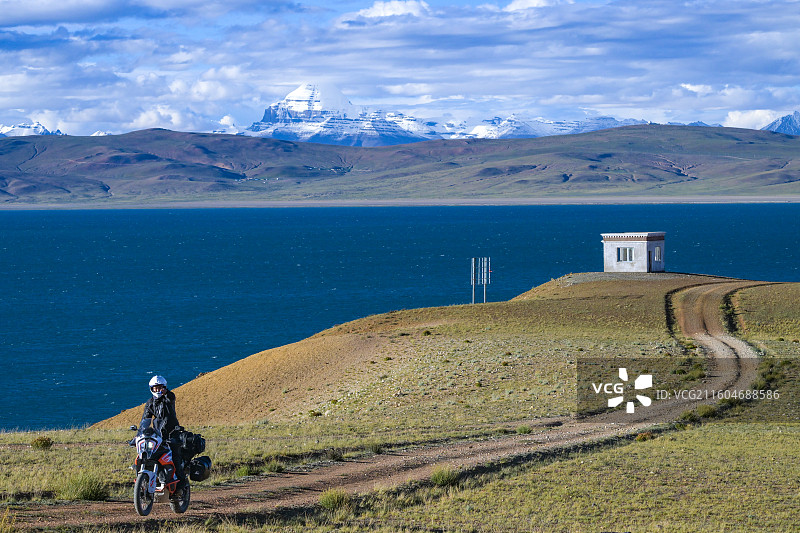 单人单车摩旅西藏，途径神山冈仁波齐和鬼湖拉昂措图片素材