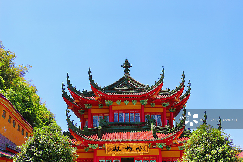 上虞秀峰寺卧佛殿是寺庙核心建筑之一，以一尊巨大的卧佛像闻名，整体建筑风格融合了传统寺庙与现代设计元素图片素材