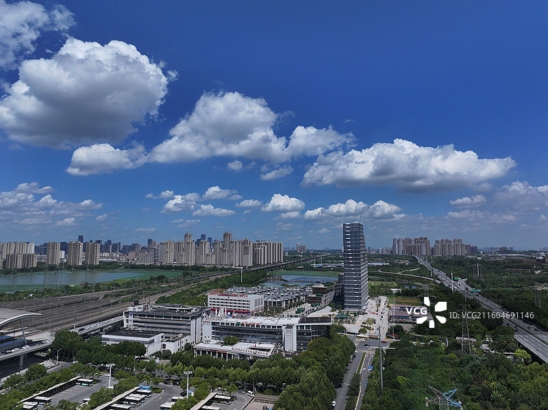 武汉站的蓝天白云图片素材