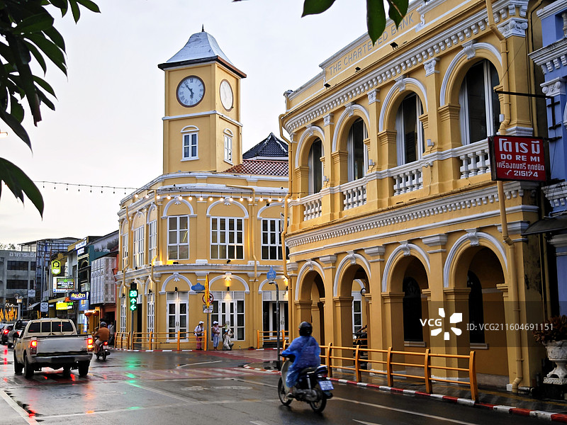 这是泰国普吉镇的钟楼（Phuket Town Clock Tower），是普吉镇的地标性建筑之一图片素材