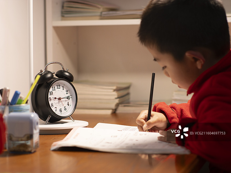 小朋友做作业写作业很晚图片素材