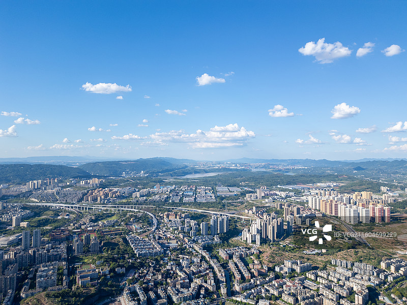 航拍重庆南岸区 茶园轨道交通六号线东延线与长江铜锣峡图片素材