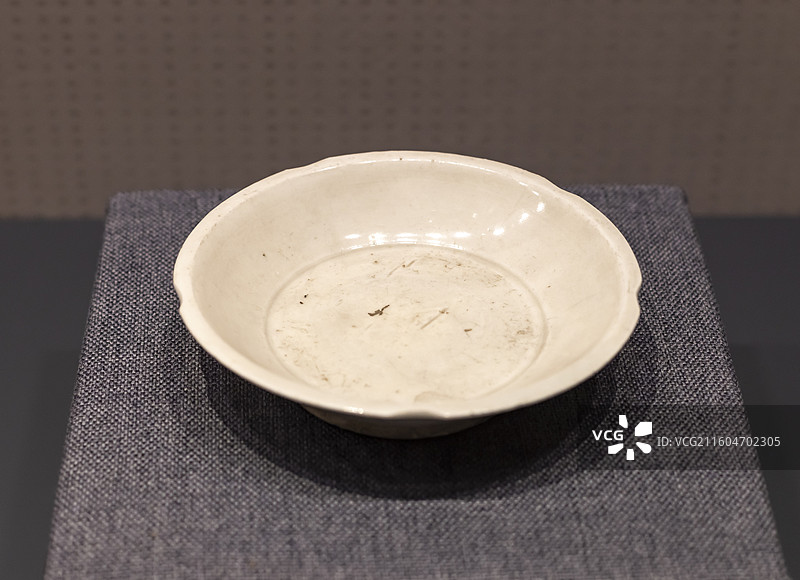 白釉葵口盘 五代 固安县公主府2号墓 廊坊博物馆图片素材
