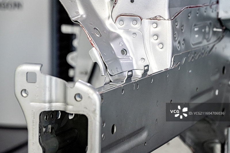 汽车白车身 奥迪轿车 溃缩结构强度 海克斯康CTC车身一体化自动检测 复杂的金属结构相互铆接成一体图片素材