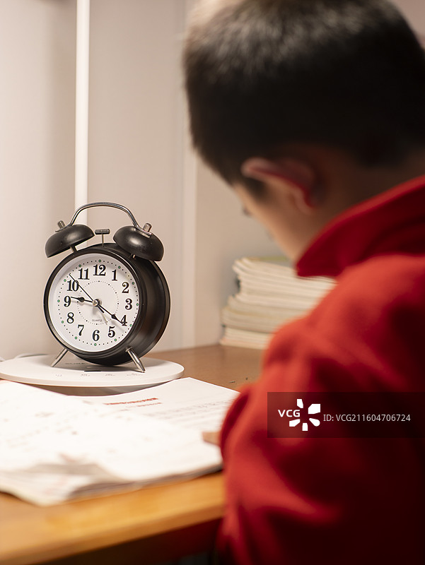 小朋友做作业写作业很晚图片素材