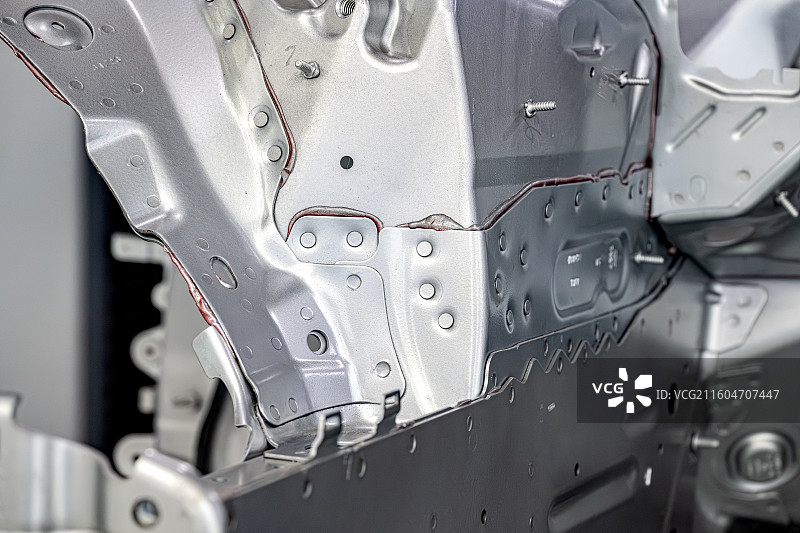 汽车白车身 奥迪轿车 溃缩结构强度 海克斯康CTC车身一体化自动检测 复杂的金属结构相互铆接成一体图片素材