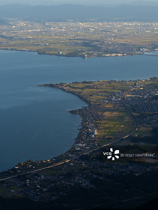 午后金光下的琵琶湖全景：宁静的日本乡村景观图片素材