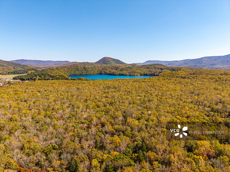 亚洲中国吉林省通化市辉南县金川镇龙湾群国家森林公园、大龙湾火山口湖（玛珥湖）秋季高视角航拍图图片素材