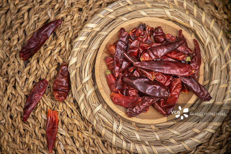 桌面盘子装满红色干辣椒调料香料静物图片素材