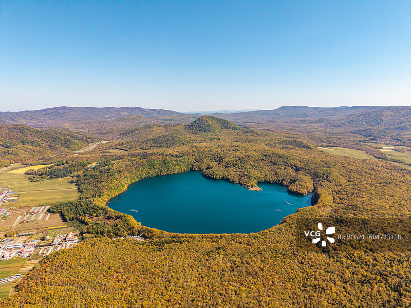 亚洲中国吉林省通化市辉南县金川镇龙湾群国家森林公园、大龙湾火山口湖（玛珥湖）秋季高视角航拍图图片素材