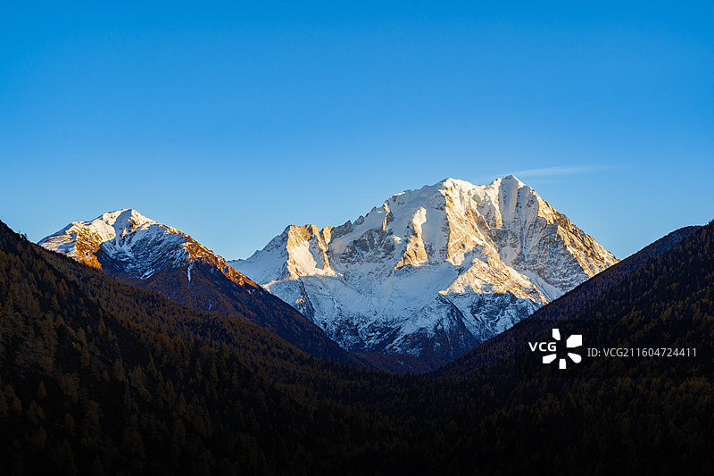四川甘孜州雅拉雪山日照金山图片素材