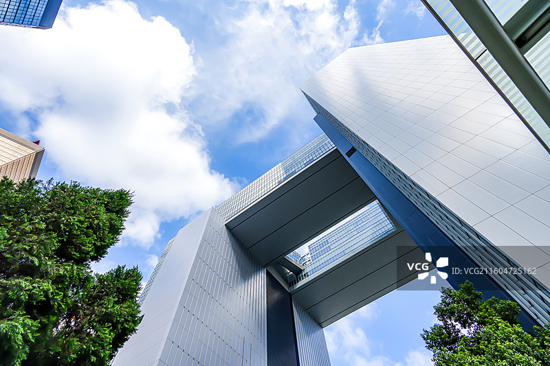 蓝天白云下的现代摩天大楼图片素材