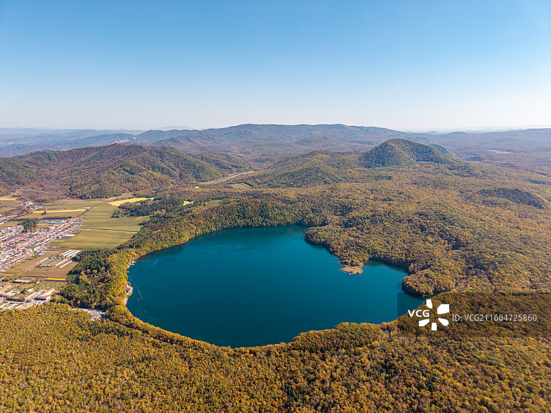 亚洲中国吉林省通化市辉南县金川镇龙湾群国家森林公园、大龙湾火山口湖（玛珥湖）秋季高视角航拍图图片素材